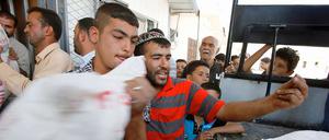 Syrische Flüchtlinge in einem Camp an der Grenze zur Türkei. Im August hat die Zahl der Menschen, die aus Syrien fliehen, einen neuen Höchststand erreicht. Viele suchen Zuflucht in der Türkei. 