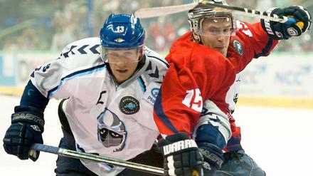 Hamburgs Christoph Schubert (l) im Zweikampf mit Berlins Travis James Mulock.