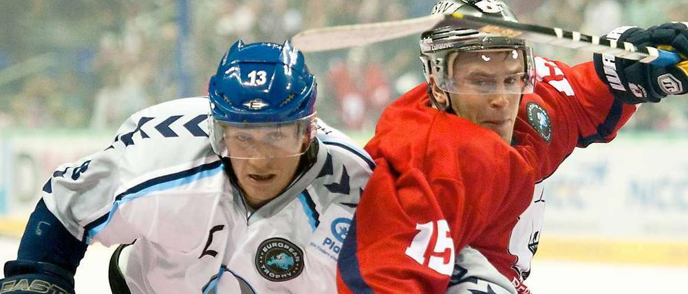 Hamburgs Christoph Schubert (l) im Zweikampf mit Berlins Travis James Mulock.