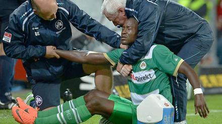 Schmerzhafte Angelegenheit. Djiby Fall wird gleich auf dem Platz an der Schulter behandelt.