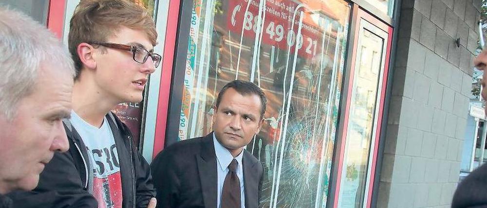 Am Tatort. Vor dem Treff der Jungsozialisten in der Siemensstraße hört Hans Erxleben (Linke) am Dienstag dem Berliner Juso-Vize Nico Schmolke und Sebastian Edathy (SPD) zu (v. links nach rechts).