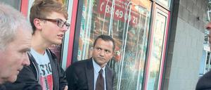 Am Tatort. Vor dem Treff der Jungsozialisten in der Siemensstraße hört Hans Erxleben (Linke) am Dienstag dem Berliner Juso-Vize Nico Schmolke und Sebastian Edathy (SPD) zu (v. links nach rechts).