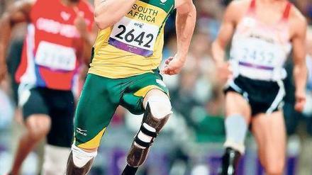 Von vorne weg. Oscar Pistorius enteilt der Konkurrenz und ist nach seinem Olympiastart der Held der Paralympics.