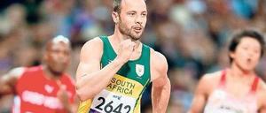 Von vorne weg. Oscar Pistorius enteilt der Konkurrenz und ist nach seinem Olympiastart der Held der Paralympics.