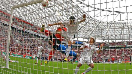 Gonzalo Castro (rotes Trikot) drückte den Ball in der 8. Minute zur 1:0-Führung für Bayer Leverkusen über die Linie.