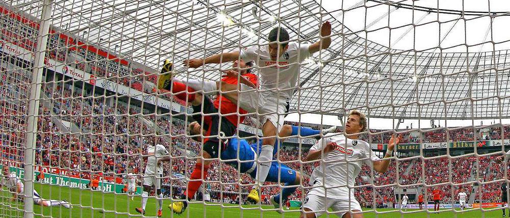 Gonzalo Castro (rotes Trikot) drückte den Ball in der 8. Minute zur 1:0-Führung für Bayer Leverkusen über die Linie.