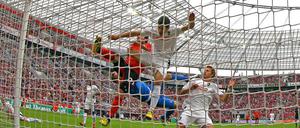 Gonzalo Castro (rotes Trikot) drückte den Ball in der 8. Minute zur 1:0-Führung für Bayer Leverkusen über die Linie.
