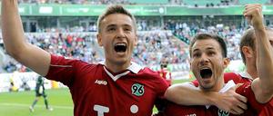 Doppeltorschütze Artur Sobiech (l) bejubelt seinen Treffer zum 0:2 gegen VfL Wolfsburg mit Vorlagengeber Szabolcs Huszti und Konstantin Rausch (r).