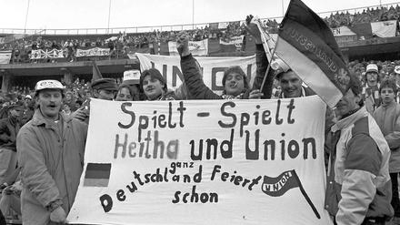 Gemeinsam nicht mehr einsam. Beim Wiedervereinigungsspiel Anfang 1990 lagen sich Hertha und Union in den Armen. Auch der heutige Union-Präsident Dirk Zingler war damals von der Atmosphäre im Olympiastadion begeistert.