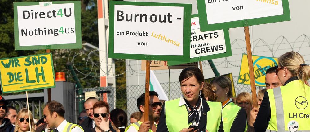 Fühlen sich von ihrem Arbeitgeber nicht gut behandelt: Lufthansa-Mitarbeiter in Berlin.