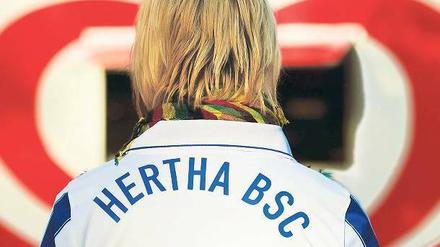 Zu Gast bei früheren Freunden. Hertha-Fans, hier beim letzten Berliner Derby in Köpenick, werden im Stadion An der Alten Försterei nur noch selten gesichtet. Foto: dpa