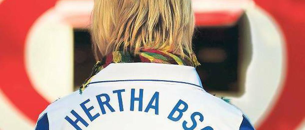 Zu Gast bei früheren Freunden. Hertha-Fans, hier beim letzten Berliner Derby in Köpenick, werden im Stadion An der Alten Försterei nur noch selten gesichtet. Foto: dpa