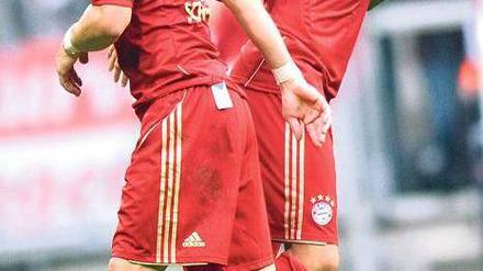 Wechselkurs? Einige Experten mutmaßten schon, Neuzugang Javier Martinez (r.) solle Bastian Schweinsteiger ersetzen.