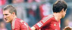 Wechselkurs? Einige Experten mutmaßten schon, Neuzugang Javier Martinez (r.) solle Bastian Schweinsteiger ersetzen.