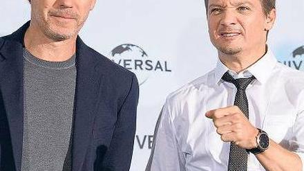 Im Doppelpack. Bevor am Donnerstag der neue „Bourne“-Streifen ins Kino kommt, schauten Jeremy Renner (o. r.) und Regisseur Tony Gilroy in Berlin vorbei.