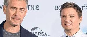 Im Doppelpack. Bevor am Donnerstag der neue „Bourne“-Streifen ins Kino kommt, schauten Jeremy Renner (o. r.) und Regisseur Tony Gilroy in Berlin vorbei.