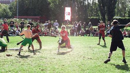 Kurioser Sport. Beim Jugger geht's zu wie beim Rugby - nur mit Waffen. Und am Spielfeldrand begleiten Trommler den Kampf. 