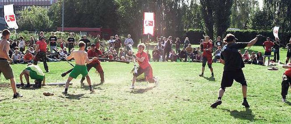 Kurioser Sport. Beim Jugger geht's zu wie beim Rugby - nur mit Waffen. Und am Spielfeldrand begleiten Trommler den Kampf.