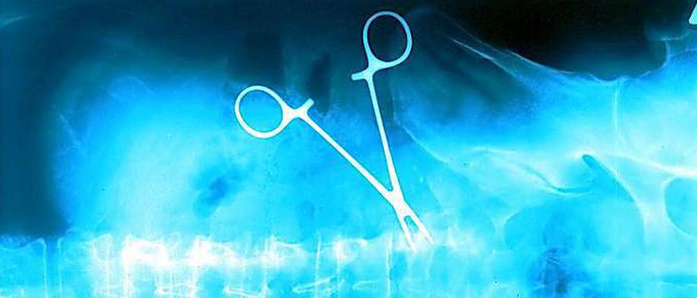 Schere vergessen: Am häufigsten sahen sich Orthopäden und Chirurgen mit dem Verdacht konfrontiert, bei der Behandlung etwas falsch gemacht zu haben.