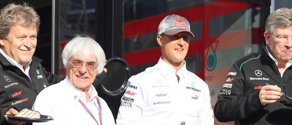 Urgesteine der Formel 1: Mercedes-Motorsportchef Norbert Haug (v.l.), Formel 1-Promoter Bernie Ecclestone, Mercedes-Pilot Michael Schumacher und Mercedes-Teamchef Ross Brawn feiern den 300. Grand Prix von Michael Schumacher.