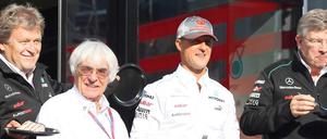 Urgesteine der Formel 1: Mercedes-Motorsportchef Norbert Haug (v.l.), Formel 1-Promoter Bernie Ecclestone, Mercedes-Pilot Michael Schumacher und Mercedes-Teamchef Ross Brawn feiern den 300. Grand Prix von Michael Schumacher.