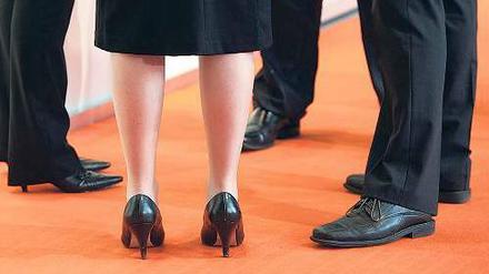 In männlicher Gesellschaft. Noch sind Frauen in den Kontrollgremien der Wirtschaft unterrepräsentiert. Europaweit sind gerade einmal 13,7 Prozent der Aufsichtsratsmitglieder weiblich.