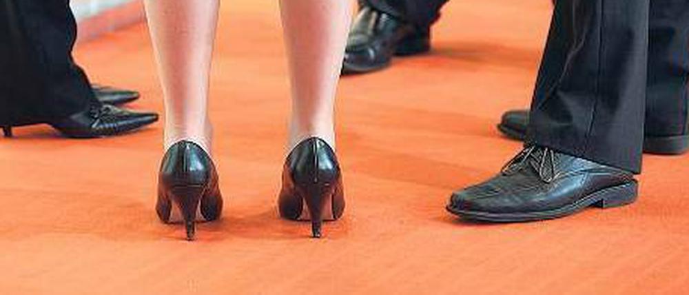 In männlicher Gesellschaft. Noch sind Frauen in den Kontrollgremien der Wirtschaft unterrepräsentiert. Europaweit sind gerade einmal 13,7 Prozent der Aufsichtsratsmitglieder weiblich. 