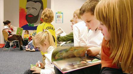 In der Kita sollen kommunikative und soziale Fähigkeiten trainiert werden. Nach der Grundschule darf die Leseförderung nicht aufhören, fordern die EU-Experten.