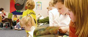In der Kita sollen kommunikative und soziale Fähigkeiten trainiert werden. Nach der Grundschule darf die Leseförderung nicht aufhören, fordern die EU-Experten.