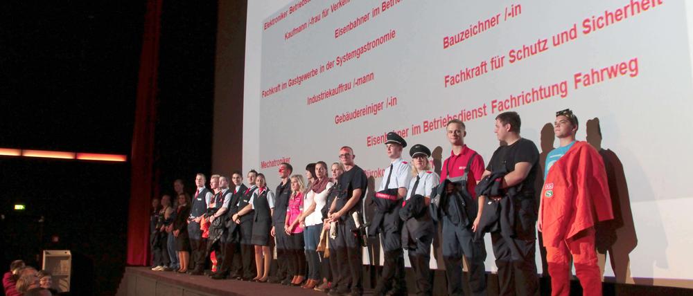 Bahn-Models im Multiplexkino. Keines ist beim Gang auf die Bühne gestolpert. 