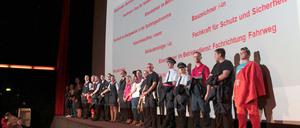 Bahn-Models im Multiplexkino. Keines ist beim Gang auf die Bühne gestolpert.