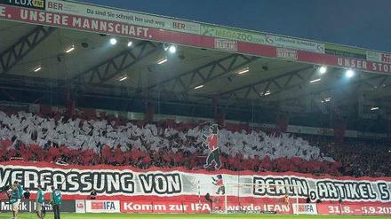 Vom Stadtmeister zum Choreomeister. Die Fans von Union Berlin hatten auf ihren Spruchbändern einige Nickligkeiten für die Hertha-Fans parat. 