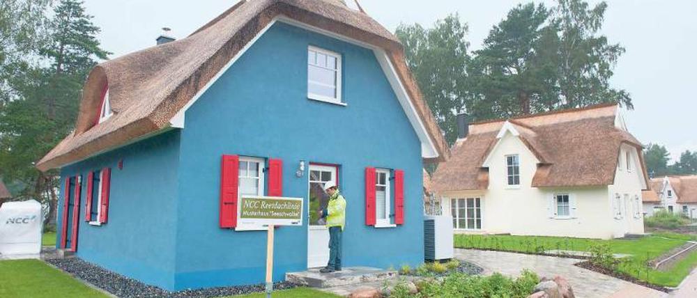 Auf Rügen entstehen im Fischerdorf Glowe derzeit 42 Ferienhäuser. Foto: Stefan Sauer/dpa