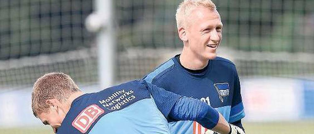 Ich hab, nimm du. Beim Hertha-Training geben sich Kraft (links) und Burchert die Bälle in die Hand.