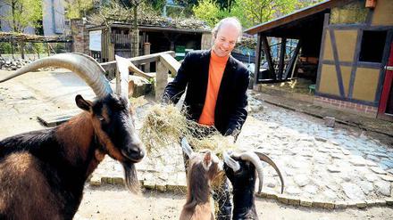 Friedliche Koexistenz. Klaas Ehlers vom Verein Blockinitiative 182 kümmert sich um die meckernden Bewohner, die dem Ziegenhof Charlottenburg seinen Namen gaben. Das Gelände in einem sozial schwachen Kiez ist wichtiger Treffpunkt für Familien. 