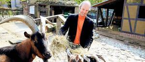 Friedliche Koexistenz. Klaas Ehlers vom Verein Blockinitiative 182 kümmert sich um die meckernden Bewohner, die dem Ziegenhof Charlottenburg seinen Namen gaben. Das Gelände in einem sozial schwachen Kiez ist wichtiger Treffpunkt für Familien. 