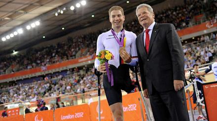 Bundespräsident Joachim Gauck mit Bahnradsportler Tobias Graf, der bei den Paralympics Bronze gewann.