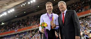 Bundespräsident Joachim Gauck mit Bahnradsportler Tobias Graf, der bei den Paralympics Bronze gewann.
