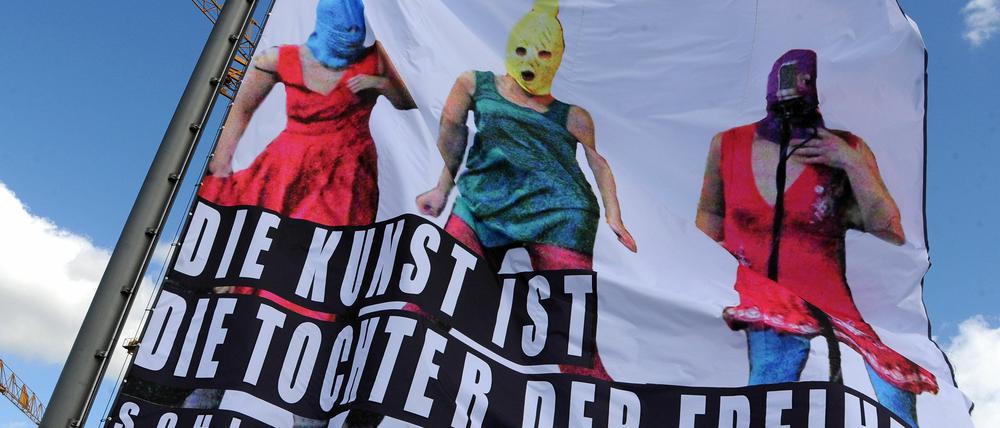 Auf dem Dach des Berliner Ensembles weht eine Fahne, welche die Musikerinnen von Pussy Riot bei ihrer Aktion in der Moskauer Erlöserkathedrale, dazu ein Satz Schillers: "Die Kunst ist die Tochter der Freiheit."