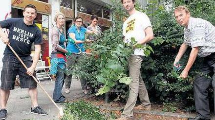 Weg mit dem Versteck. Die Hecken vor dem Nachbarschaftstreffpunkt Café Moabit in der Emdener Straße stutzen Mitglieder des Vereins „Moabit ist Beste“ gerne.