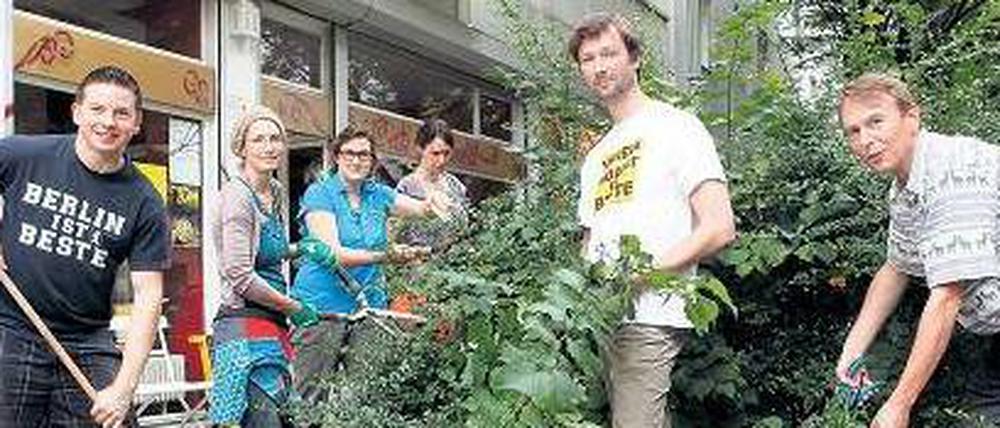 Weg mit dem Versteck. Die Hecken vor dem Nachbarschaftstreffpunkt Café Moabit in der Emdener Straße stutzen Mitglieder des Vereins „Moabit ist Beste“ gerne.
