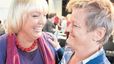 Bitte recht freundlich. Grünen-Parteichefin Claudia Roth (links) und Fraktionschefin Renate Künast sind in der laufenden Urwahl Kontrahentinnen. Foto: dpa
