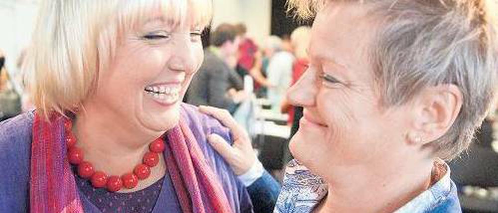 Bitte recht freundlich. Grünen-Parteichefin Claudia Roth (links) und Fraktionschefin Renate Künast sind in der laufenden Urwahl Kontrahentinnen. Foto: dpa