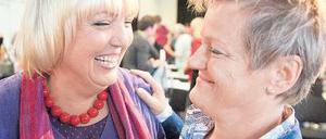 Bitte recht freundlich. Grünen-Parteichefin Claudia Roth (links) und Fraktionschefin Renate Künast sind in der laufenden Urwahl Kontrahentinnen. Foto: dpa