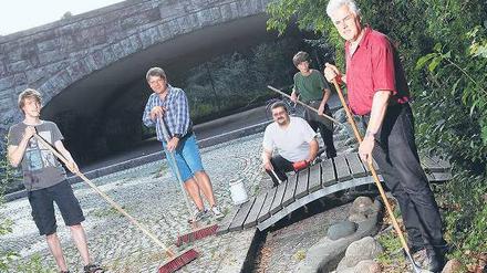 Einsatz am Parkring. Säubern den Grüngürtel in Neu-Tempelhof: (v. li.) Dustin Hoffmann, Christoph Götz, Olaf Wache, Barbara Koenekamp und Heinrich Stockschlaeder.
