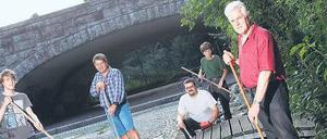 Einsatz am Parkring. Säubern den Grüngürtel in Neu-Tempelhof: (v. li.) Dustin Hoffmann, Christoph Götz, Olaf Wache, Barbara Koenekamp und Heinrich Stockschlaeder.