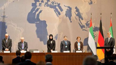 Eine Schweigeminute für die Opfer in Syrien bei der Eröffnung der Konferenz zum Wiederaufbau.
