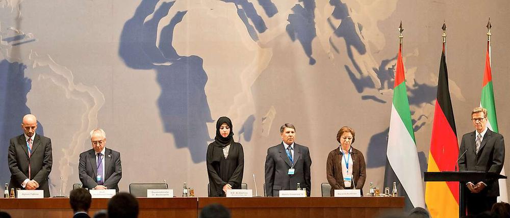 Eine Schweigeminute für die Opfer in Syrien bei der Eröffnung der Konferenz zum Wiederaufbau.