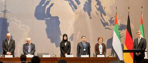 Eine Schweigeminute für die Opfer in Syrien bei der Eröffnung der Konferenz zum Wiederaufbau.