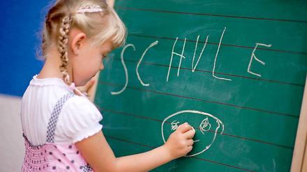 Seit Einführung der Früheinschulungen und des Jahrgangsübergreifenden Lernens (JüL) haben sich die Leistungen der Berliner Grundschüler in den Fächern Deutsch und Mathematik verschlechtert. Was viele Eltern und Lehrer längst befürchtet haben, bestätigt jetzt eine Studie des FU-Erziehungswissenschaftlers Hans Merkens.